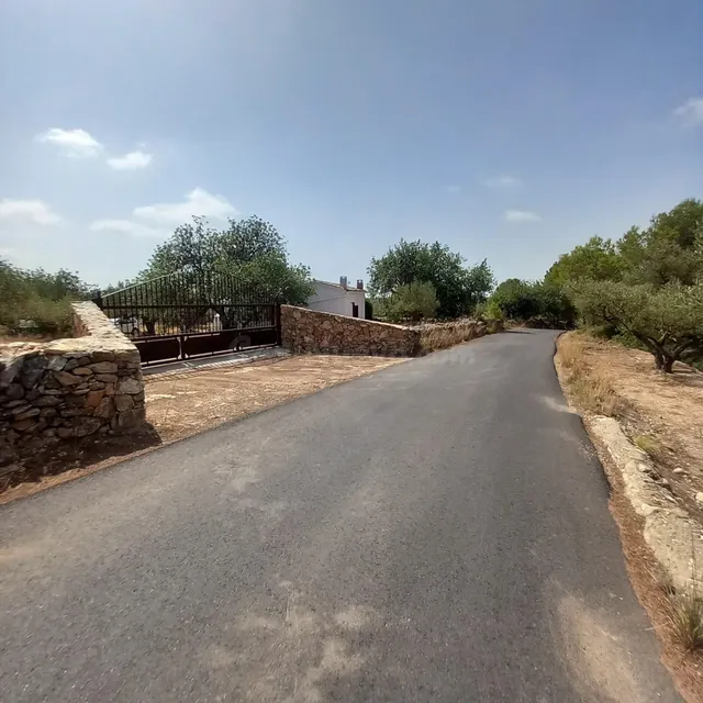 Finca rústica con casa de campo reformada, olivos, algarrobos y caravana, cerca de Tortosa — 25
