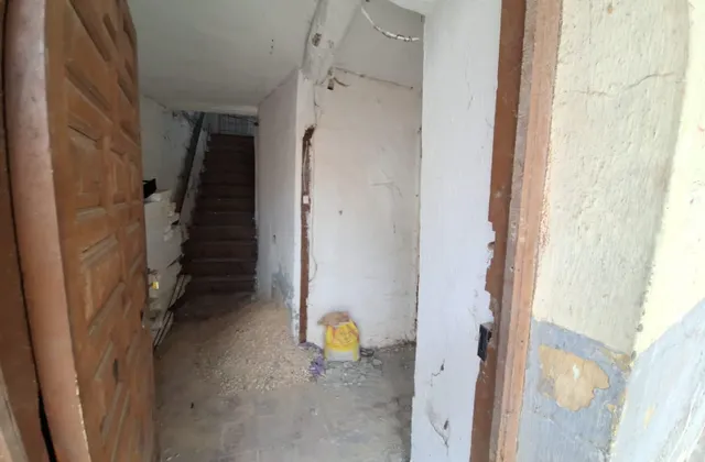 Casa de Pueblo en el Centro Histórico de Bembibre para Reformar — 12