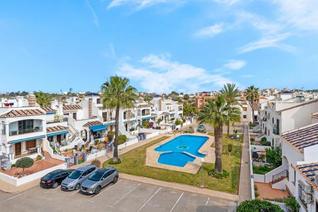 Ático con 2 dormitorios y 2 baños, solárium privado y vistas a la piscina en Villamartín (Orihuela Costa) — 7
