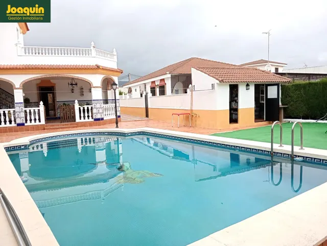 Se vende Chalet independiente con piscina - foto 3