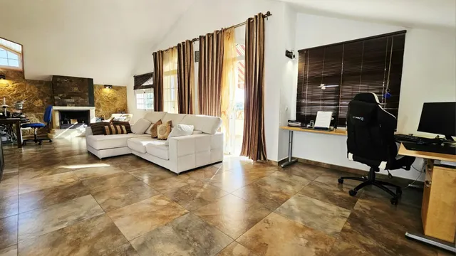Encantador Chalet de 2 Plantas con Amplios Espacios y Terrazas — 42