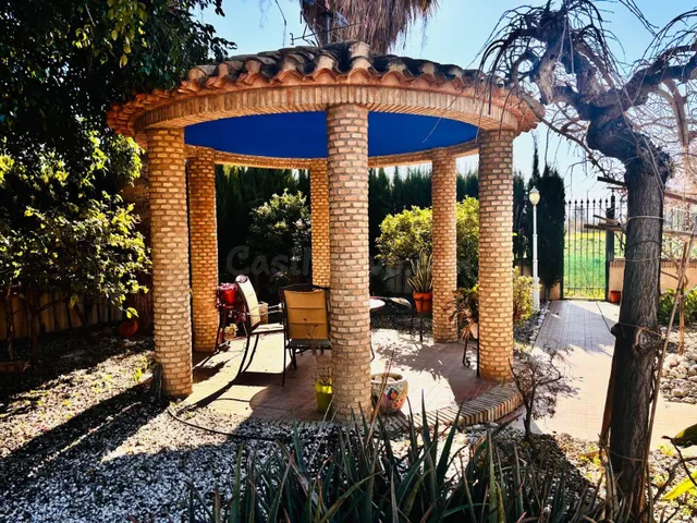 VILLA CON 2 VIVIENDAS EN PARCELA PRIVADA DE 2.500 M2 CERCA D - foto 3