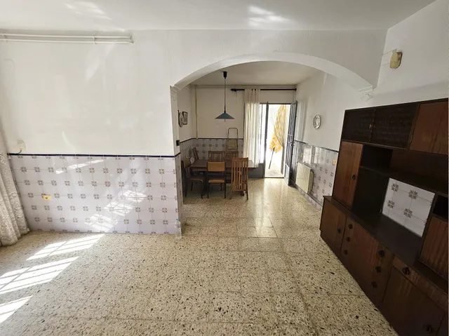 Se vende casa en casco antiguo de Oropesa, detrás del ayuntamiento. Casa con fachada a 3 calles — 24