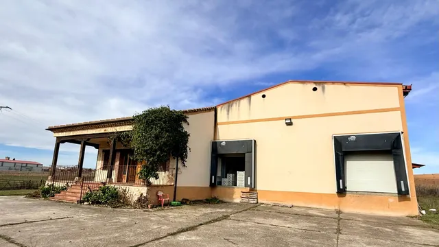 Tienda y fábrica de carne y embutidos en venta. Ref.2086 — 30