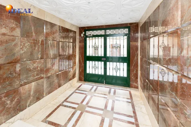 Venta de piso de 4 dormitorios y 2 baños en Granada (Zona Centro) — 24