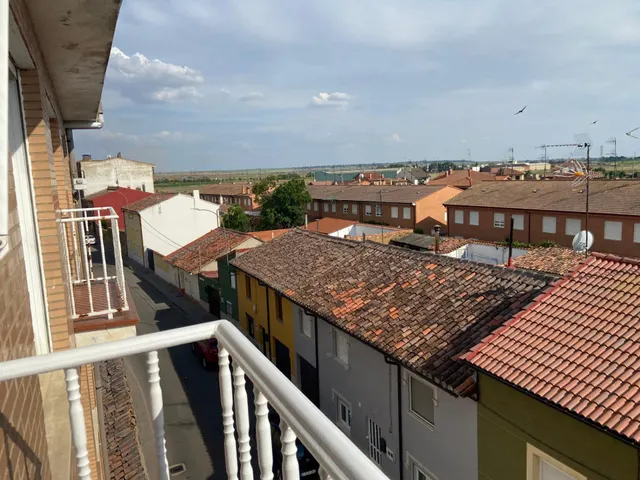 SE VENDE DÚPLEX AMUEBLADO. COCINA, SALÓN, 3 HAB., 2 BAÑOS, TRASTERO Y PLAZA DE GARAJE. — 22