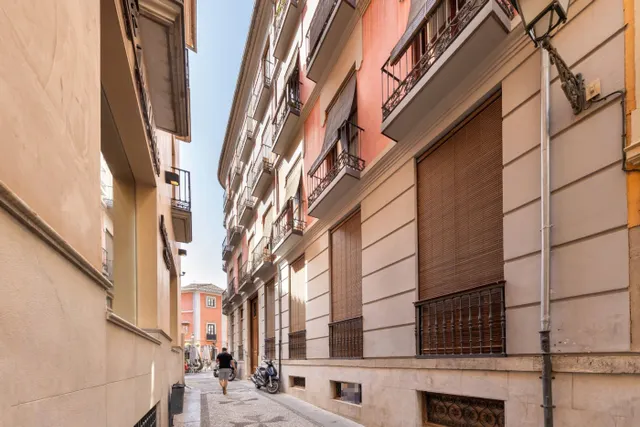 LOCAL EN VENTA JUNTO PLAZA ISABEL LA CATÓLICA — 14