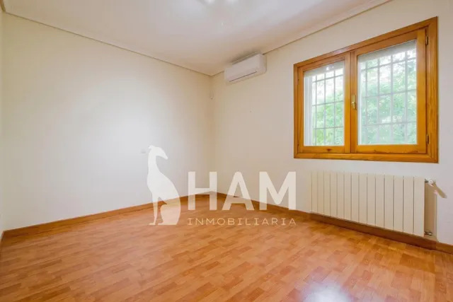 Casa en una planta con pabellón de invitados, piscina y garaje – Parcela 1.180 m2 — 40