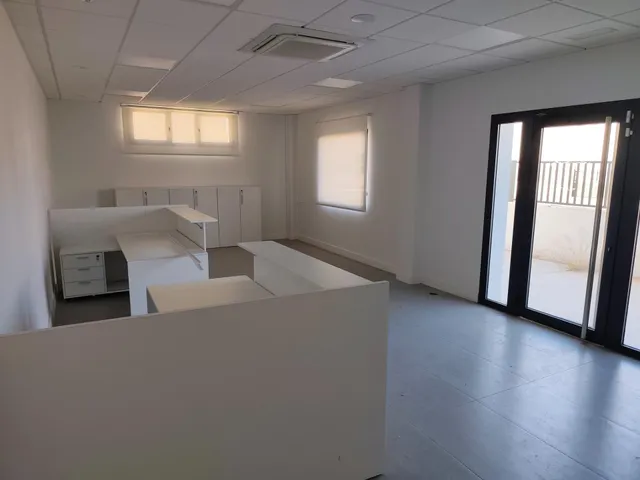 Nave en Poligono de Las Quemadas totalmente reformada y perfectamente instalada para uso mixto de oficinas y almacen — 16