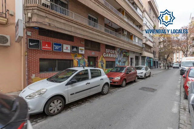 Amplio local comercial en una de las zonas más consolidadas de Granada con salida a dos calles — 26