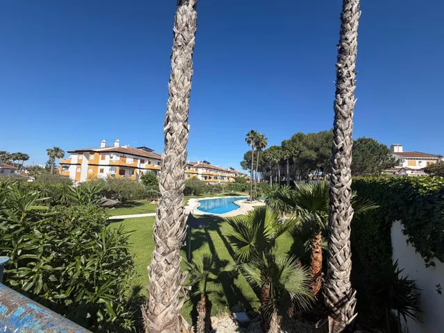 Elegante Dúplex Vacacional con Piscina y Terraza - foto 2