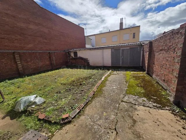 SE VENDE SOLAR EN VALENCIA DE DON JUAN, 149 M2, AGUA.