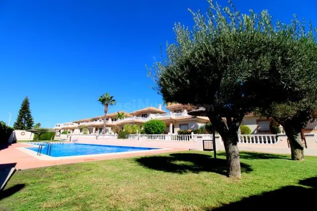 PRECIOSA VILLA EN ZONA VILLAMARTIN , 3 DORMITORIOS Y 2 BAÑOS - foto 2