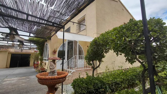 Exclusivo chalet en venta en Villena con piscina cubierta y 