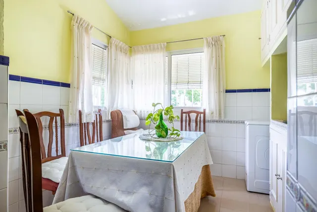 Vive en Simón Verde: Casa pareada con patio, garaje cubierto, piscina y el metro a un paso. — 20