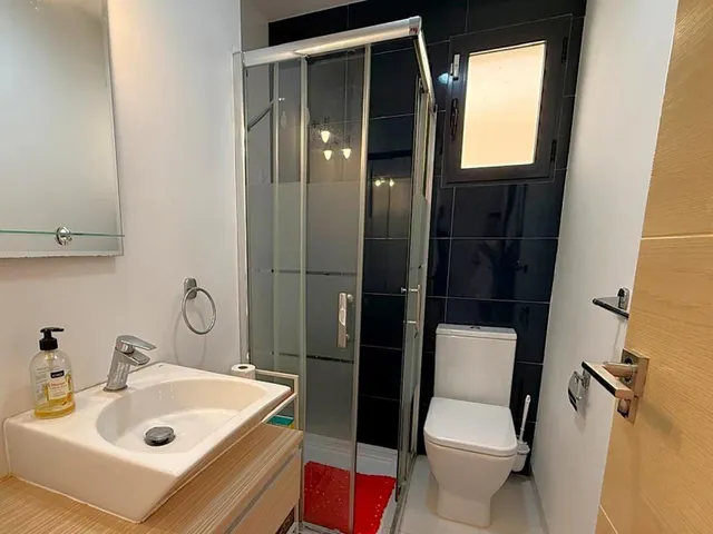 Planta baja moderna (aprox. 63 m2) con 2 dormitorios, 2 baños y amplia terraza/jardín. Gran zona de piscina, cerca del La Zenia Boulevard, ¡y a 15 minutos a pie de la Playa de La Zenia! — 29