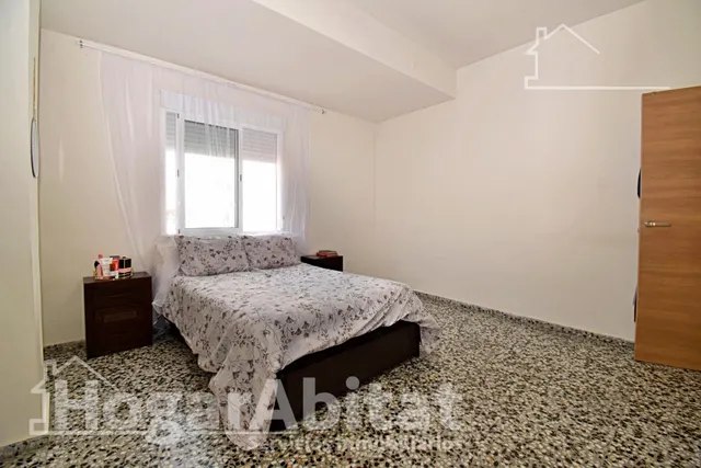 Amplitud y luz mediterránea en este piso totalmente reformado con terraza en Oliva — 11
