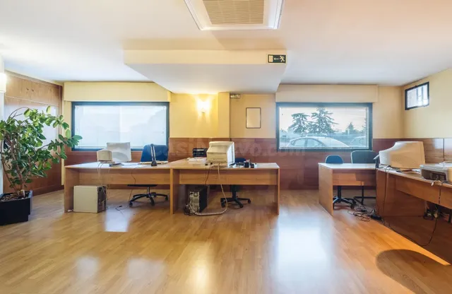 EXCELENTE OFICINA EN ESQUINA, EN PLANTA BAJA Y CON GRAN VISI - foto 2