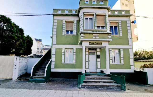 EXCLUSIVO CONJUNTO DE DOS CASAS CON JARDÍN Y GARAJE A 300 ME