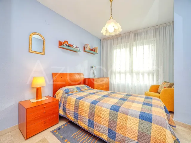 Piso en venta de 4 dormitorios y 2 baños completos con garaje Junto al Mercado Central de Alicante — 11