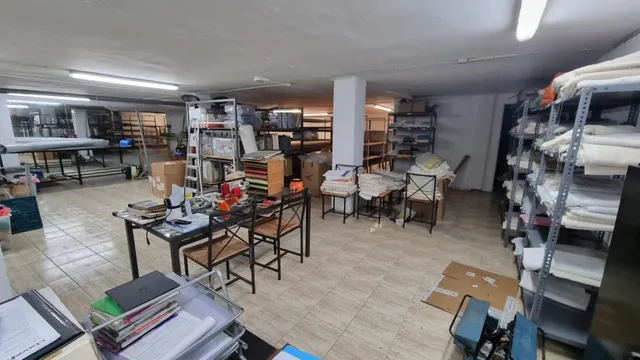 LOCAL COMERCIAL DE DUES PLANTES, AMB LLOGATER — 13