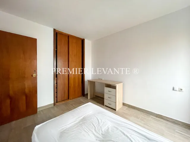 Vivienda en Centro, 4 hab y 2 baños, reformada, con ascensor. — 25