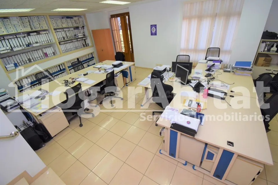 Despacho con varias oficinas en el centro