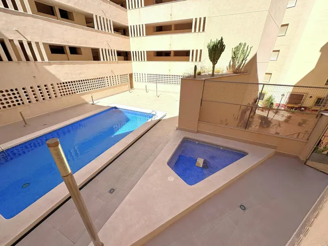 Apartamento moderno y espacioso en primera línea de mar junto a Playa del Cura. ¡3 dormitorios, 2 baños, balcón con vistas al mar (sureste) y piscina comunitaria! — 38