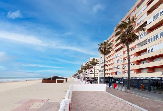 LOCAL COMERCIAL EN CÁDIZ CON MUCHAS POSIBILIDADES — 5