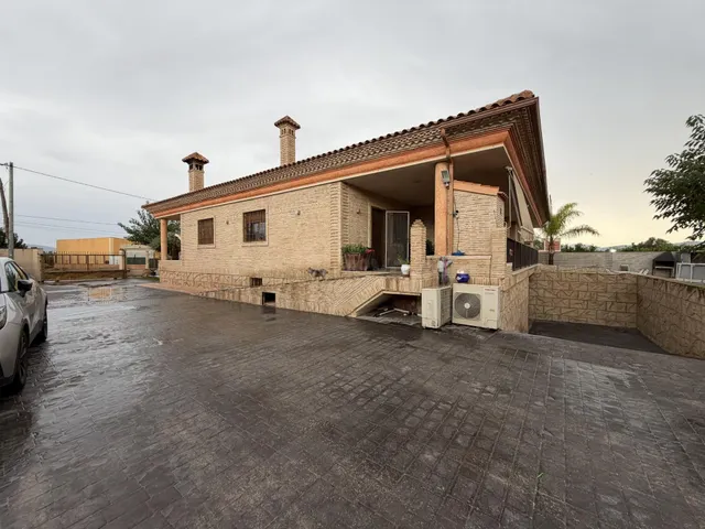 Chalet independiente con 400 m2 construidos, gran parcela y garaje — 2