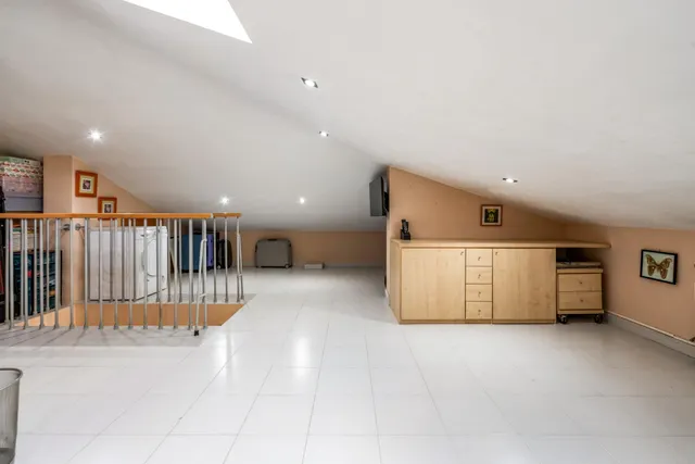 Dúplex  con 3 dormitorios mas buhardilla, 2 baños, balcón, vistas panoramicas. — 16