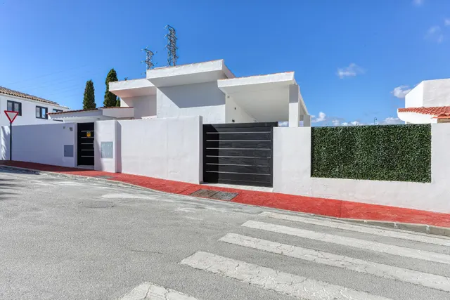 Villa independiente renovada, cerca a Mijas, con piscina privada y 5 dormitorios — 37