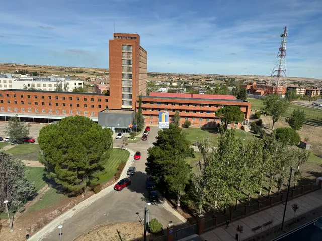 PISO EN VENTA DE 4 DORMITORIOS Y 2 BAÑOS EN ZONA LOS BLOQUES - foto 2