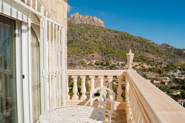 Amplia villa con vistas panorámicas al mar y pista de tenis privada en Calpe — 45