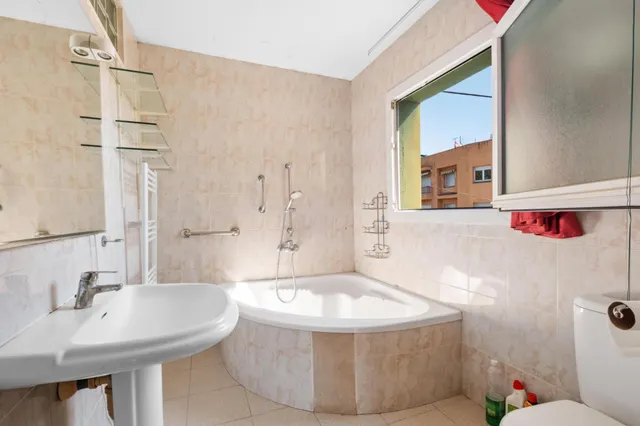 Villa con enorme jardín y piscina en pleno centro, a 5 minutos de la playa — 44