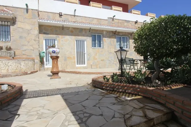 villa independiente 1º linea de playa cabopino — 43