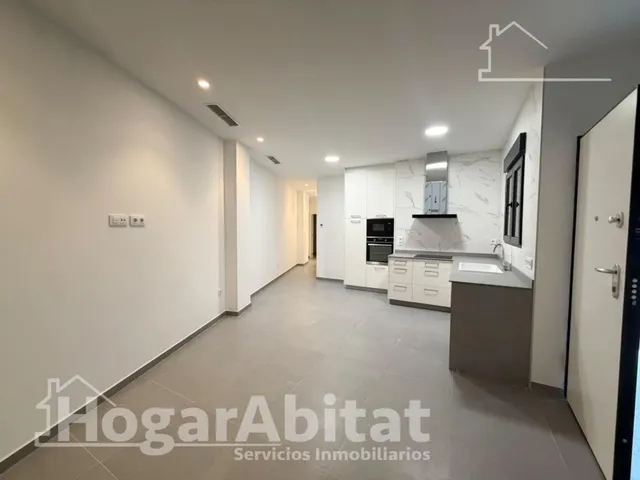 Estrena diseño y máxima eficiencia en esta moderna planta baja reformada con piscina y garaje — 9
