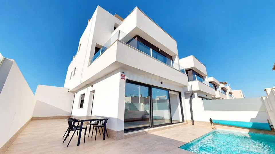Amplia VILLA de nueva construcción con piscina privada en San Pedro del Pinatar