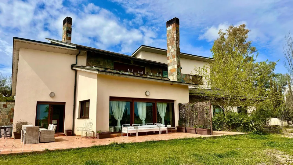 EXQUISITA VILLA CON DISEÑO MODERNO Y AMPLIA PARCELA, CON PISCINA PRIVADA EN LA PILARA