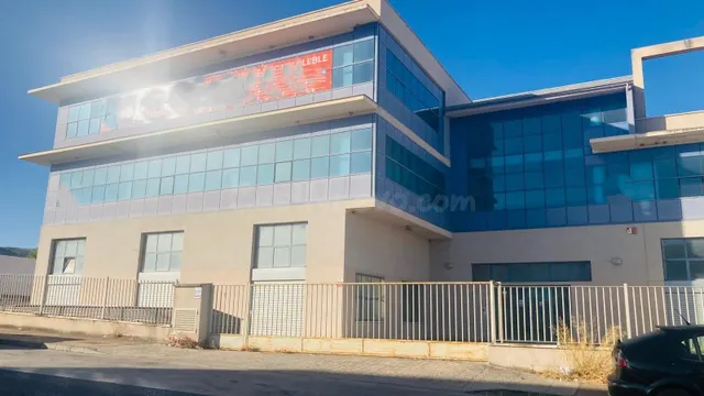 EDIFICIO COMPLETO DE LOCALES, OFICINAS Y GARAJES — 2