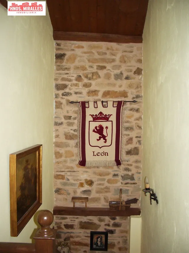 SE  VENDE CASA TIPICA MARAGATA INDEPENDIENTE EN EL CAMINO DE SANTIAGO — 33