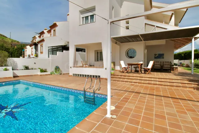 Exclusivo chalet con piscina, jardín y vistas únicas en Cene - foto 4