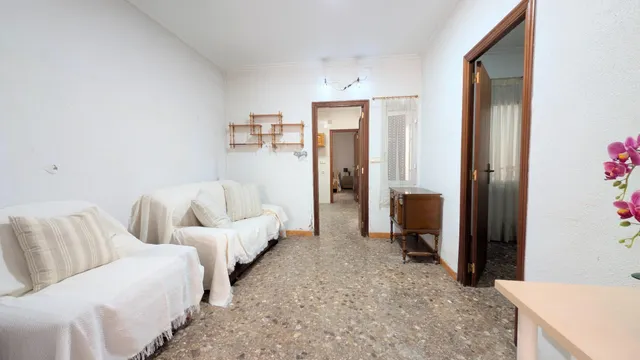 ¡Oportunidad única en la zona de Plaza de Barcelona!. Planta baja con entrada independiente y gran patio pisable. — 23