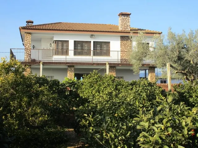Chalet en venta de dos plantas, con piscina y tres almacenes. — 21