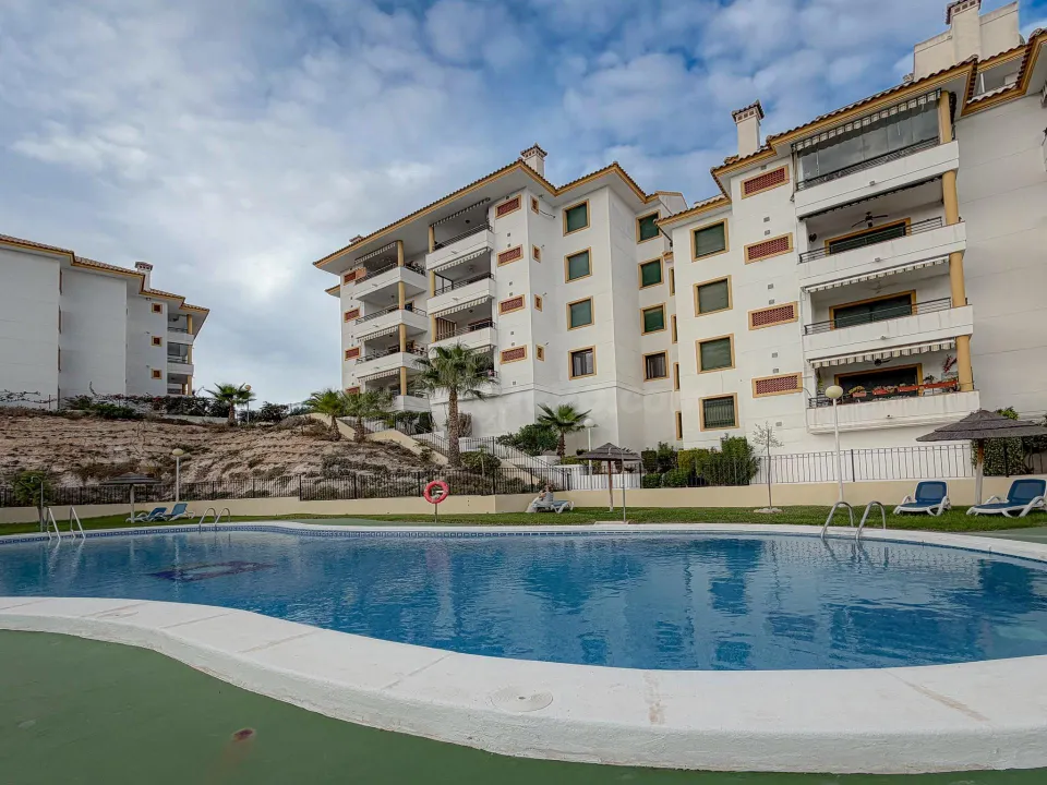 Orihuela Costa! Espectacular apartamento con amplios espacios + gran terraza con vistas despejadas y laterales al mar + Parking comunitario + Piscina comunitaria con zonas ajardinadas