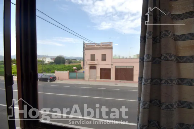 ESPACIOSA CASA CON LOCAL COMERCIAL, DOS TERRAZAS Y BALCÓN — 43
