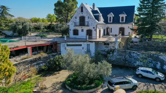 Finca rústica singular en parcela de 2.296 m2 con piscina, amplio garaje y pista de tenis. — 8