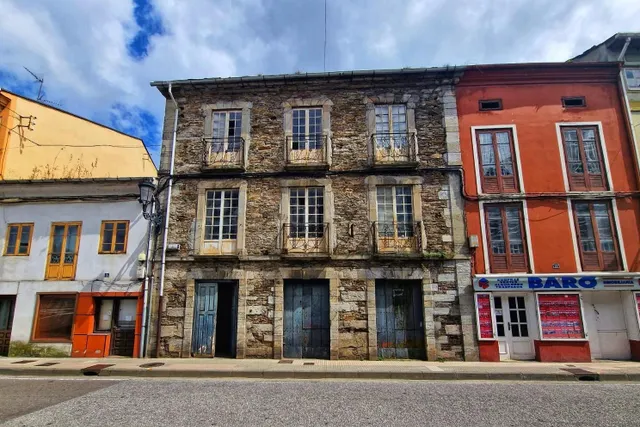 Edificio con terreno para rehabilitar en pleno centro de Veg