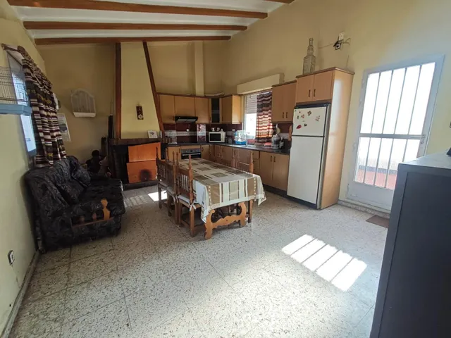 CASA EN ELDA CON GRAN GARAJE Y LOCAL Y DOS PLANTAS CON TERRA - foto 3