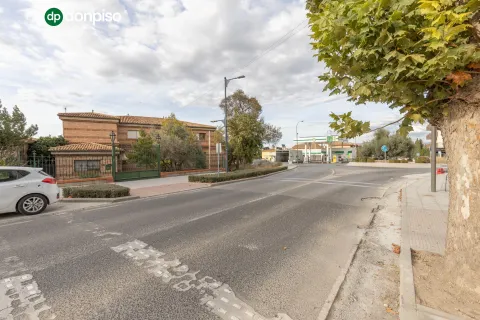 Complejo industrial con vivienda en Alhendín con 2500 metros cuadrados